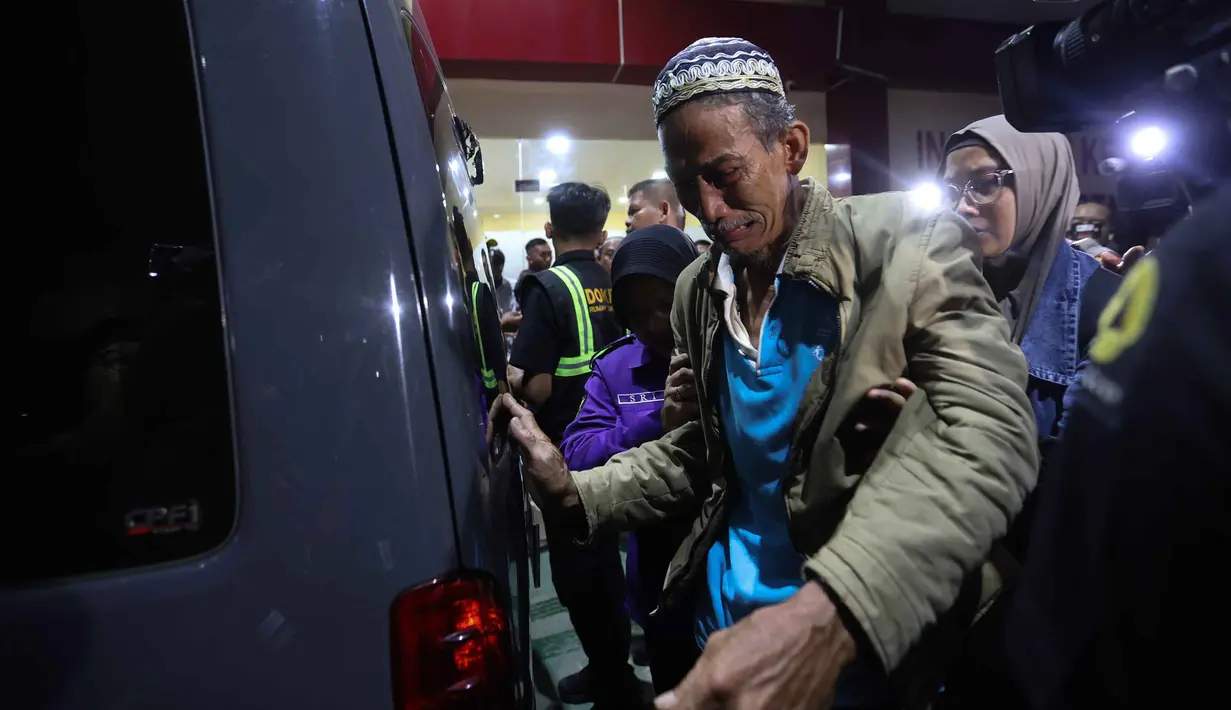 Keluarga salah satu korban kecelakaan kereta api, yang melibatkan KA Argo Bromo Anggrek dan KRL Commuter Line di Stasiun Bekasi Timur, tidak kuasa menahan kesedihan saat penyerahan jenazah yang sudah teridentifikasi di Rumah Sakit Polri Kramat Jati, Jakarta Timur, Selasa (28/4/2026). (Kapanlagi.com/Budy Santoso)