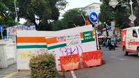 Pengguna jalan di kawasan Menteng, Jakarta Pusat, dibuat gerah akibat proyek strategis nasional yang tak kunjung rampung. (Liputan6.com/Ady Anugrahadi)