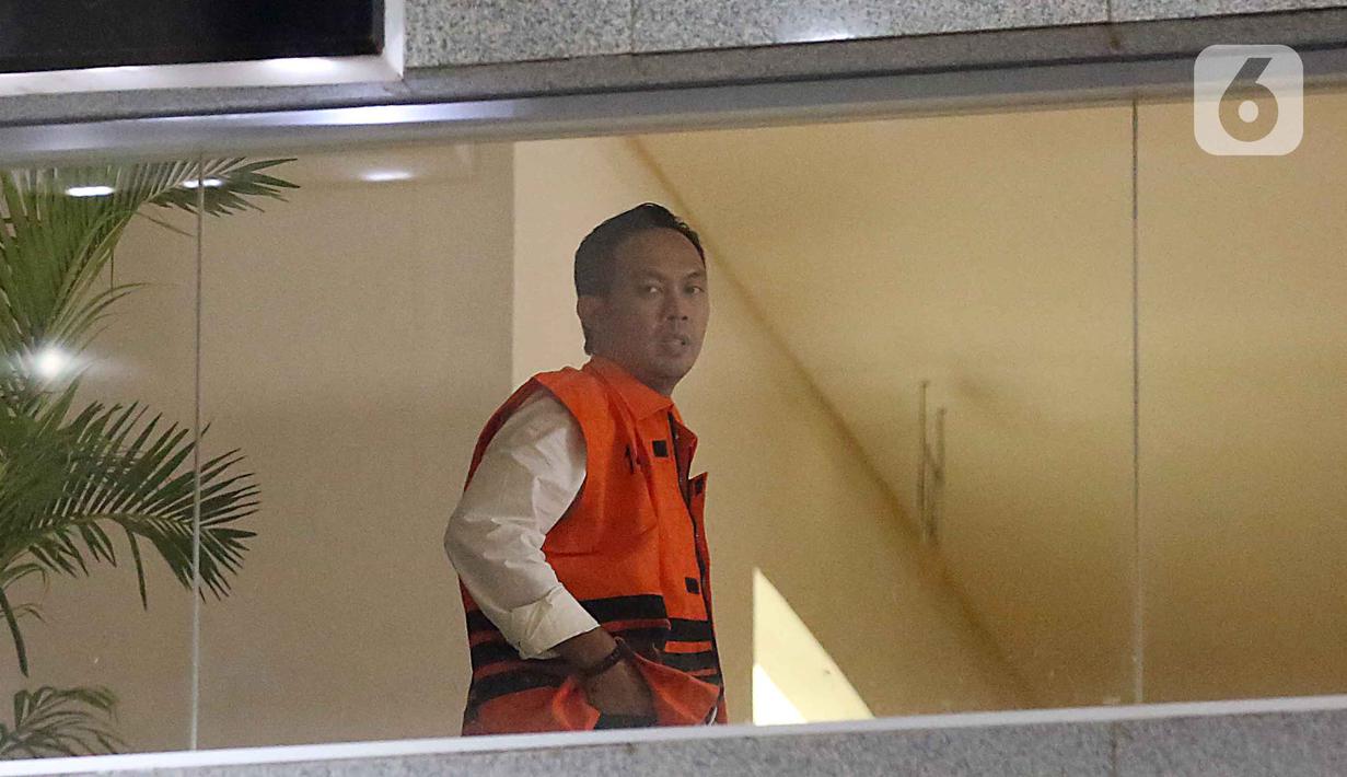 KPK juga menyita barang bukti berupa dokumen elektronik serta uang sejumlah Rp610 Juta. Tampak dalam foto, Bupati Cilacap, Jawa Tengah, Syamsul Auliya Rachman sesaat sebelum digiring petugas menuju mobil tahanan di Gedung Merah Putih Komisi Pemberantasan Korupsi (KPK), Jakarta, Sabtu (14/3/2026). (Liputan6.com/Helmi Fithriansyah)