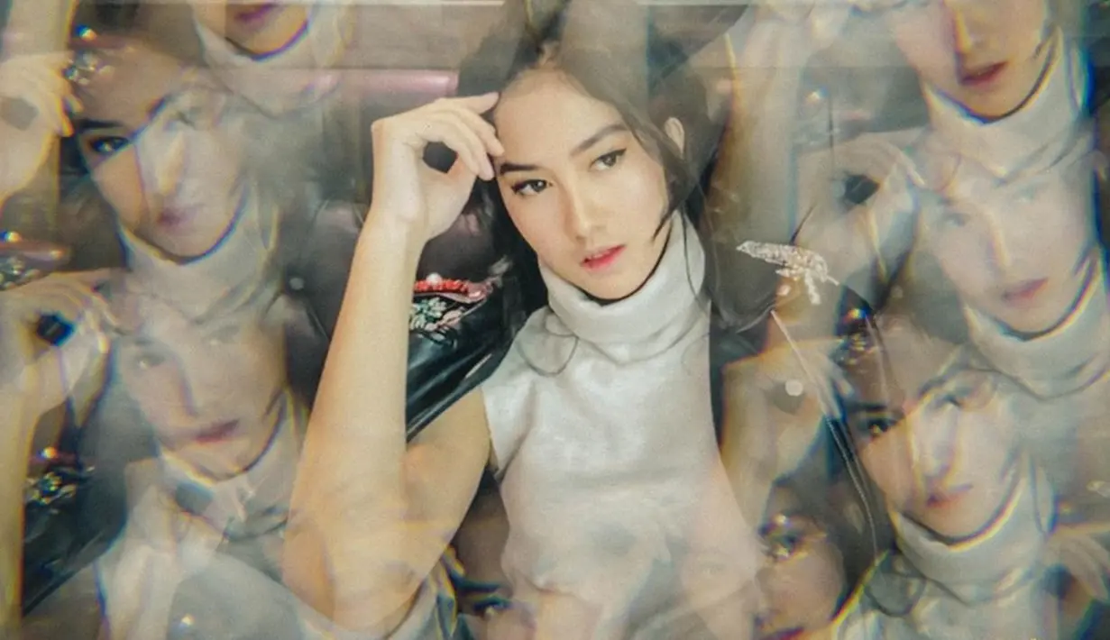 Gadis berusia 21 tahun ini diketahui memulai kariernya sebagai anggota dari girl grup JKT48. Ochi merupakan generasi pertama dari grup ini, kini ia pun telah melebarkan sayap di dunia akting layar kaca. (Liputan6.com/IG/fdphotography90)