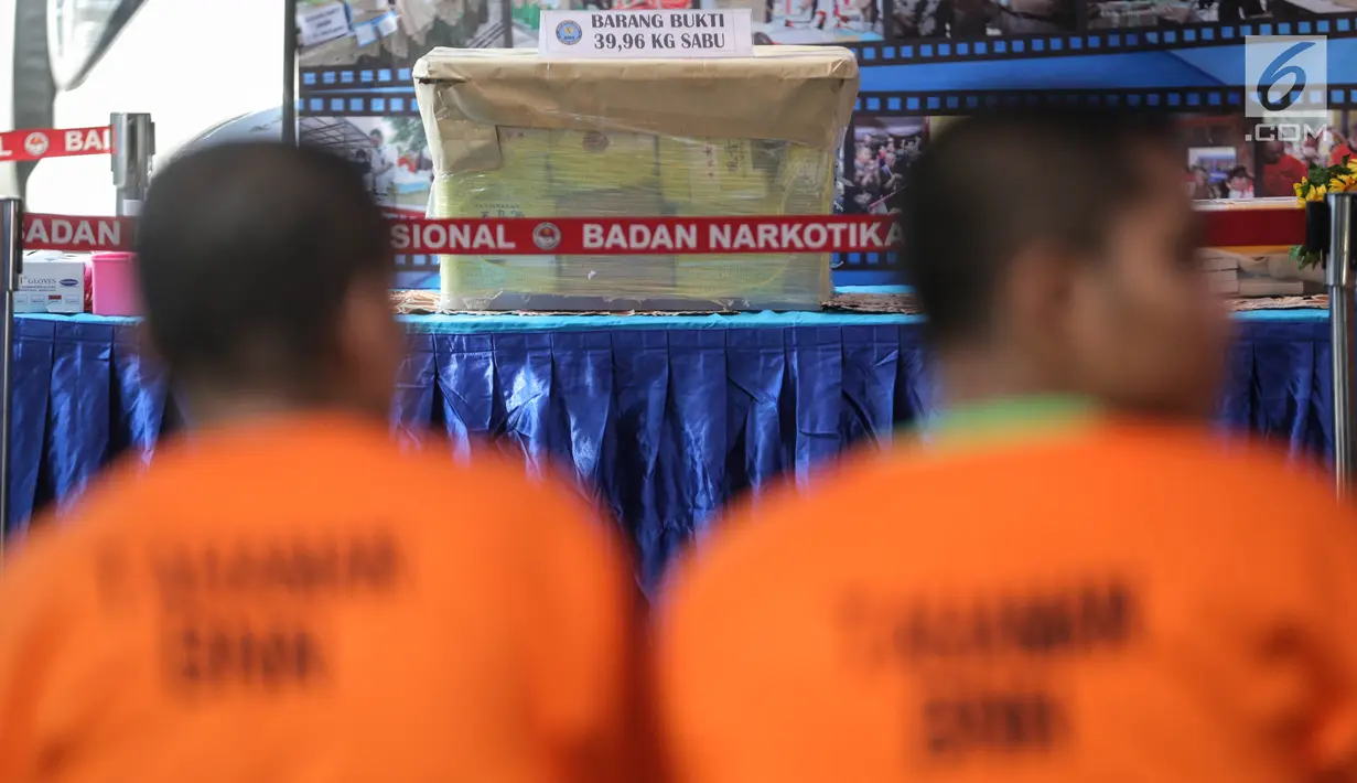 Kotak berisi barang bukti narkotika jenis sabu asal Malaysia dalam pemusnahan di BNN, Jakarta, Kamis (14/9). BNN memusnahkan 39,96 kilogram sabu hasil dari penangkapan jaringan internasional sindikat narkotika Aceh - Malaysia. (Liputan6.com/Faizal Fanani)