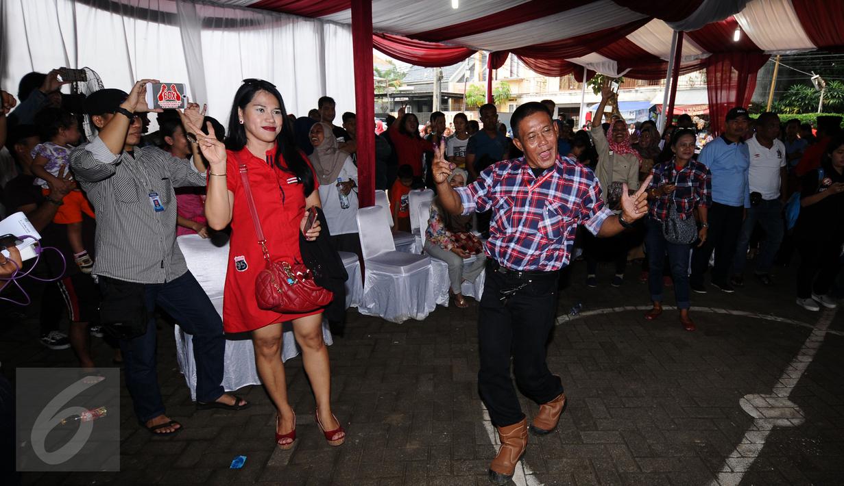 Pendukung Paslon nomor 2 berjoget usai mendapat kepastian kemenangan di TPS 027 Kebagusan, Jakarta, Rabu (15/2). Ahok-Djarot unggul dengan 254 suara sementara Anies-Sandi 207 serta AHY-Sylvi 85. (Liputan6.com/Helmi Fithriansyah)