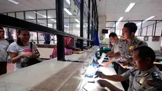 Petugas samsat Jakarta Pusat saat melayani wajib pajak, Kamis (11/12/2014). (Liputan6.com/Johan Tallo)