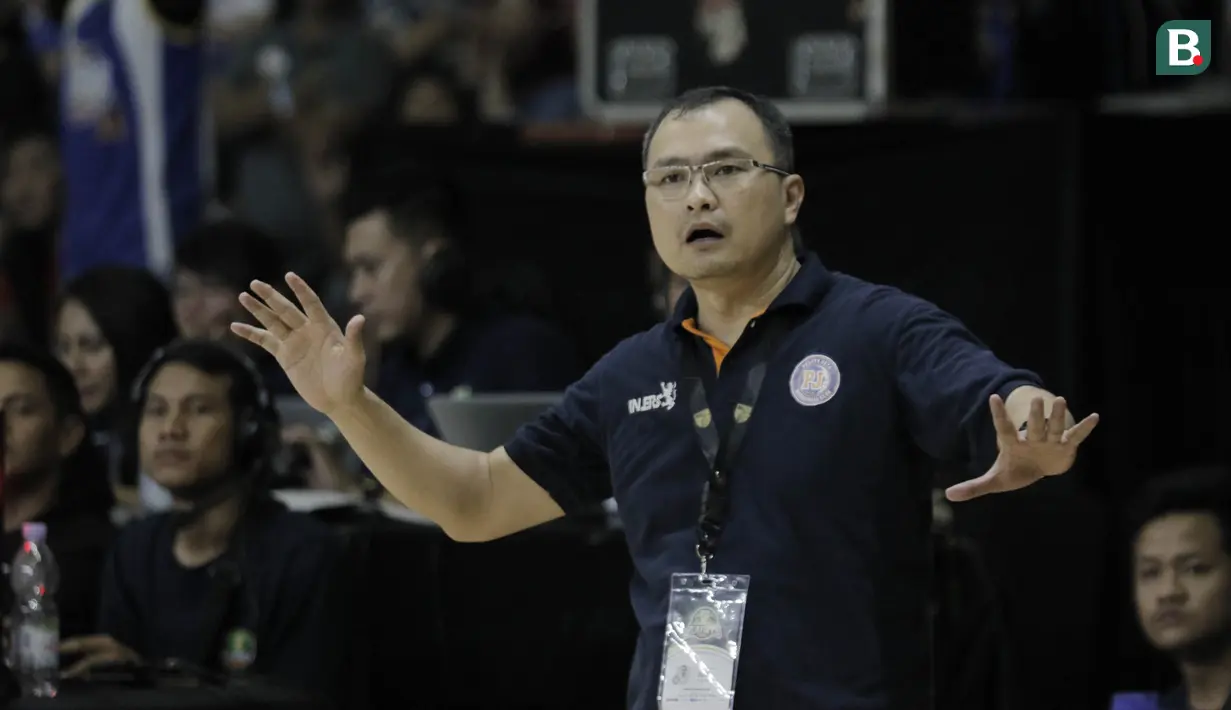 Pelatih Pelita Jaya, Johanis Winar, saat melawan Satria Muda pada game kedua final IBL 2018 di Gor Soemantri Brojonegoro, Jakarta, Sabtu (21/4/2018). Pelita Jaya menang 94-78 atas Satria Muda. (Bola.com/M Iqbal Ichsan)