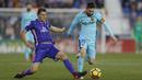 Bintang Barcelona, Lionel Messi, berusaha melewati gelandang Leganes, Gerard Gumbau, pada laga La Liga Spanyol di Stadion Butarque, Leganes, Sabtu (18/11/2017). Leganes kalah 0-3 dari Barcelona. (AP/Francisco Seco)