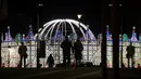 Sebuah instalasi seni "Dome and Arches, Luminarie de Cagna" menghiasi Market Place pada Festival Cahaya Lumiere Durham di Inggris utara, 15 November 2017. Festival cahaya terbesar di Inggris ini melibatkan seniman lokal dan internasional. (OLI SCARFF/AFP)