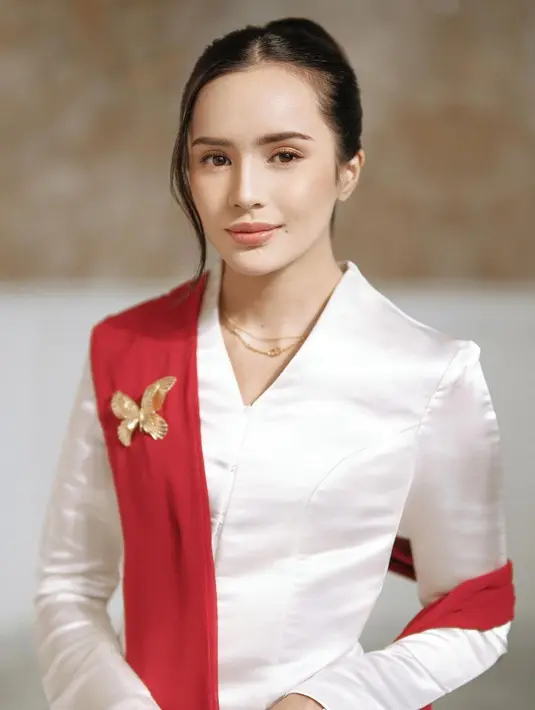 Cantik memesona penampilan Beby Tsabina yang dampingi suami bertugas saat HUT ke-79 RI. Ia mengenakan kebaya putih yang dipadukannya dengan amat apik mengenakan selendang merah. [Foto: Instagram/bebytsabina]