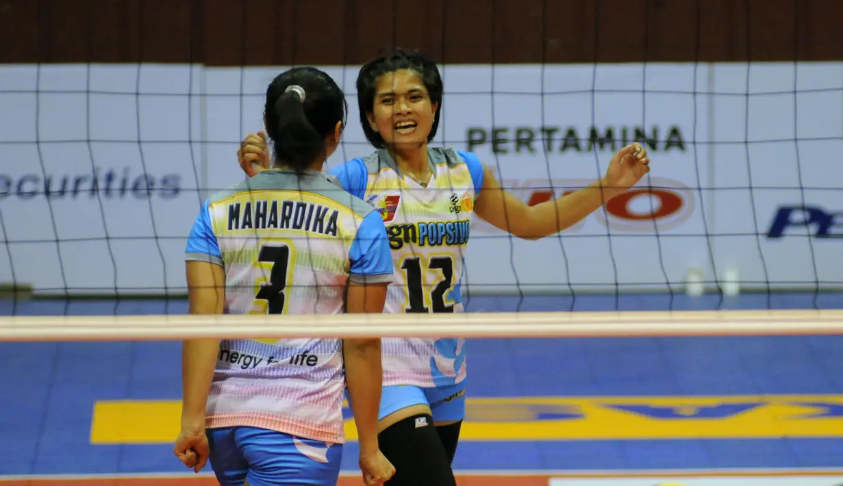 Luapan kegembiraan pevoli putri Jakarta PGN Popsivo, Dessy Septiarini (kanan) usai mengalahkan Jakarta BNI 46 (3-0) di putaran kedua Pertamina Proliga 2015 di Hall A Senayan, Jakarta, Minggu (21/3/2015). (Liputan6.com/Helmi Fithriansyah)