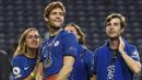Bek Chelsea, Marcos Alonso, bersama keluarganya saat perayaan gelar juara Liga Champions di Stadion Dragao, Porto, Minggu (30/5/2021). Chelsea menang 1-0 atas City. (Pierre Philippe Marcou/Pool via AP)