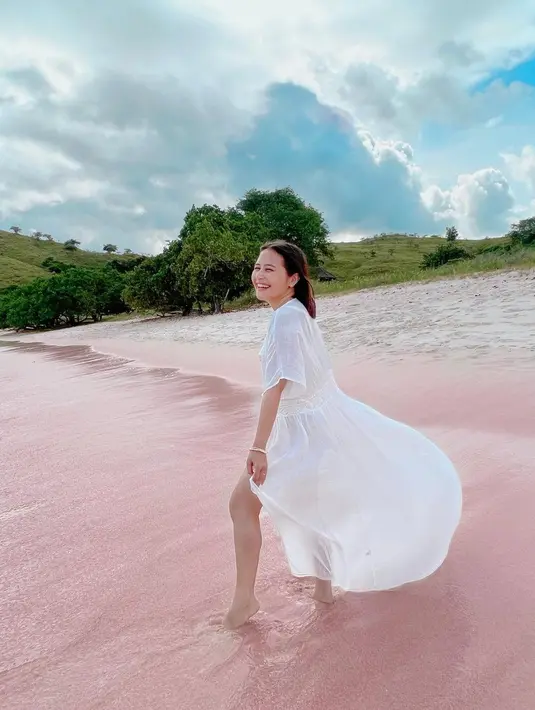 <p>Prilly Latuconsina sedang menikmati waktu liburannya ke Labuan Bajo. Dengan long dress cantik berwarna putih, Prilly berpose di pantai, pesona luar biasa sebagai anak alam. Foto: Instagram.</p>