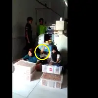 Ini bukti, secanggih apa pun mesin tetap tidak bisa mengalahkan kemampuan manusia. Bisa gak kamu begini?