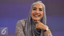 Shinta Bachir tampil mengenakan hijab saat menghadiri acara Dear Haters di SCTV Tower, Jakarta, Kamis (16/6/2016). Shinta menceritakan lika-liku hidupnya kepada Dear Haters. (Liputan6.com/Gempur M Surya)