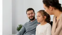 Membangun koneksi dengan mengajak anak berbicara dan bertanya alasan yang melandasi mereka berbohong. (Sumber: Freepik).
