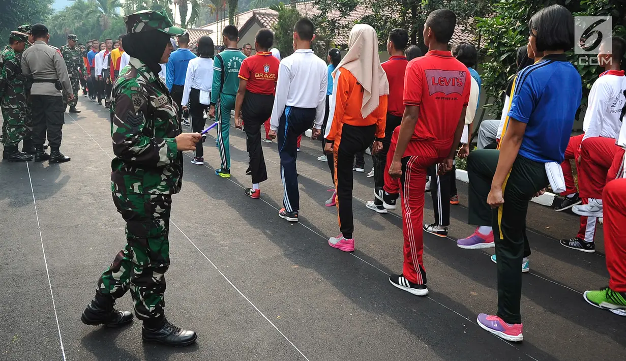 Tim pelatih calon Paskibraka saat memberikan pelatihan baris berbaris di PPPON, Cibubur, Jakarta Timur, Kamis (27/7). Hari ke-3 diklat, calon Paskibraka mulai dilatih baris berbaris oleh tim pelatih dari TNI dan Polri. (Liputan6.com/Yoppy Renato)