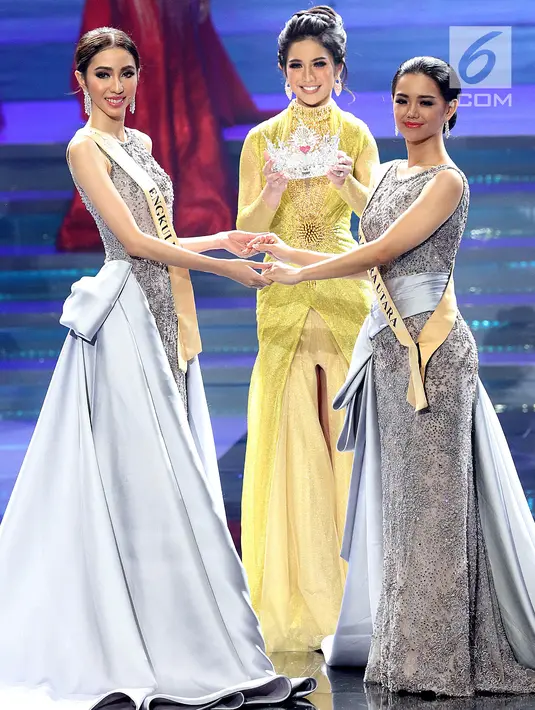 Presiden Miss Grand Indonesia, Dikna Faradiba membawa mahkota The Heart of Indonesia senila Rp 3 miliar untuk Miss Grand Indonesia 2018, Nadia Purwoko dari Bengkulu pada malam final di JCC Jakarta, Sabtu (21/7). (Liputan6.com/Angga Yuniar)