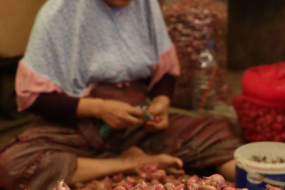 Mengapa Bawang Merah Membuat Mata Perih? Ini Cara, Tips, dan Trik Mengupas Bawang Merah Tanpa Menangis, Silakan Dicoba (Liputan6.com/Immanuel Antonius)