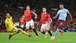 Saat babak kedua berjalan tiga menit, Aston Villa mampu unggul 1-0 mealui gol Ollie Watkins. Gol dicetak lewat skema serangan balik usai serangan Manchester United putus di tengah jalan. (AFP/Lindsey Parnaby)