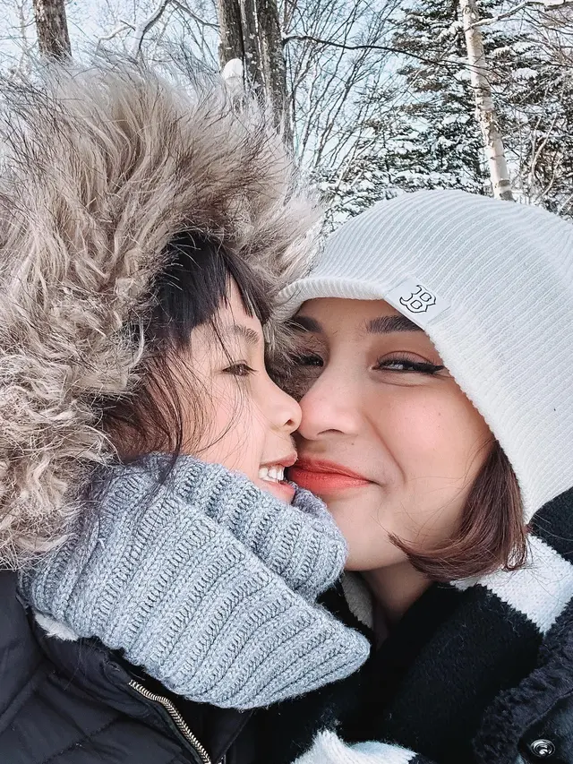 8 Potret Liburan Keluarga Chelsea Olivia ke Hokkaido, Seru Main Salju Bareng Anak
