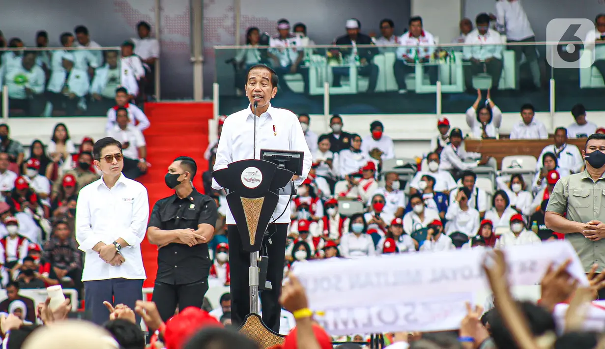 Presiden Joko Widodo menyapa relawan saat menghadiri acara Gerakan Nusantara Bersatu: Satu Komando Untuk Indonesia di Stadion Utama Gelora Bung Karno, Jakarta, Sabtu (26/11/2022). Gerakan Nusantara Bersatu dari berbagai elemen relawan Jokowi itu untuk menyelaraskan persepsi barisan satu komando di bawah arahan Presiden Joko Widodo. (Liputan6.com/Faizal Fanani)
