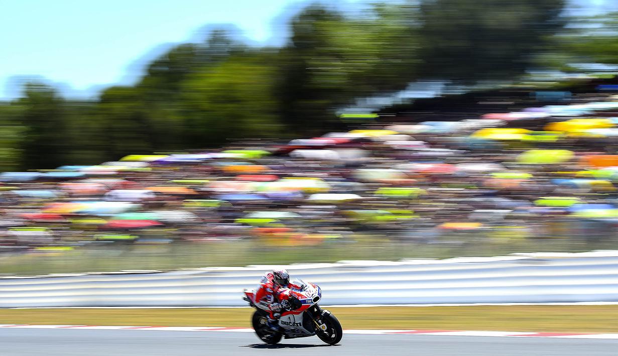 Pebalap Ducati, Andrea Dovisiozo, memacu motornya saat balapan di MotoGP Catalunya, Spanyol, Minggu (11/6/2017). Dovizioso menjadi yang tercepat dengan catatan waktu 44 menit 41,518 detik. (AFP/Josep Lago)