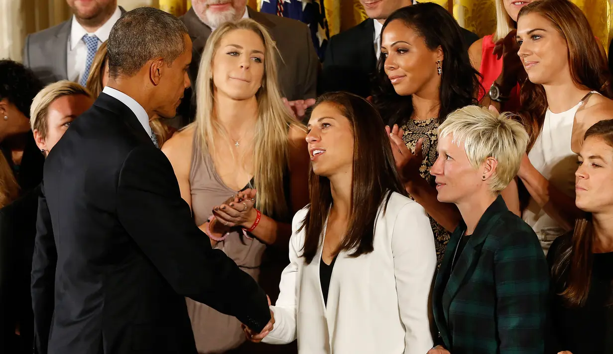 Presiden AS Barack Obama berjabat tangan dengan gelandang tim USA Carli Lloyd saat merayakan kemenangan tim sepakbola putri Amerika pada turnamen Piala Dunia Sepakbola Putri 2015 di Gedung Putih, Washington, Selasa (27/10). (Geoff Burke-USA TODAY Sports)