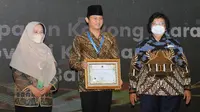 Bupati Trenggalek Mochamad Nur Arifin menerima langsung penghargaan Proklim 2022 dari Menteri Lingkungan Hidup dan Kehutanan Siti Nurbaya di Jakarta.