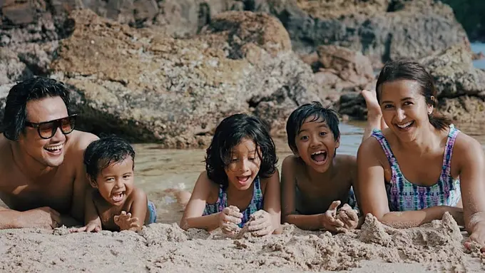 [Bintang] Widi Mulia dan Keluarga