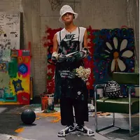 Belum genap dua minggu setelah menyelesaikan wajib militernya, G-Dragon menggebrak dengan sepatu hasil kolaborasi bersama Nike. (dok. Instagram @xxxibgdrgn/https://www.instagram.com/p/B4b2UWoHA2a/Dinny Mutiah)