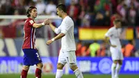 Pemain Atletico Madrid, Filipe Luis (kiri) bersalaman dengan Cristiano Ronaldo usai Derby laga La Liga Spanyol yang berakhir imbang di Stadion Vicente Calderon,  Madrid, (4/10/2015). (AFP Photo/ Javier Soriano)