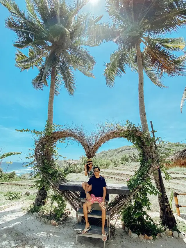 7 Momen Kemesraan Ayu Dewi Bersama Suami Saat Liburan di Sumba