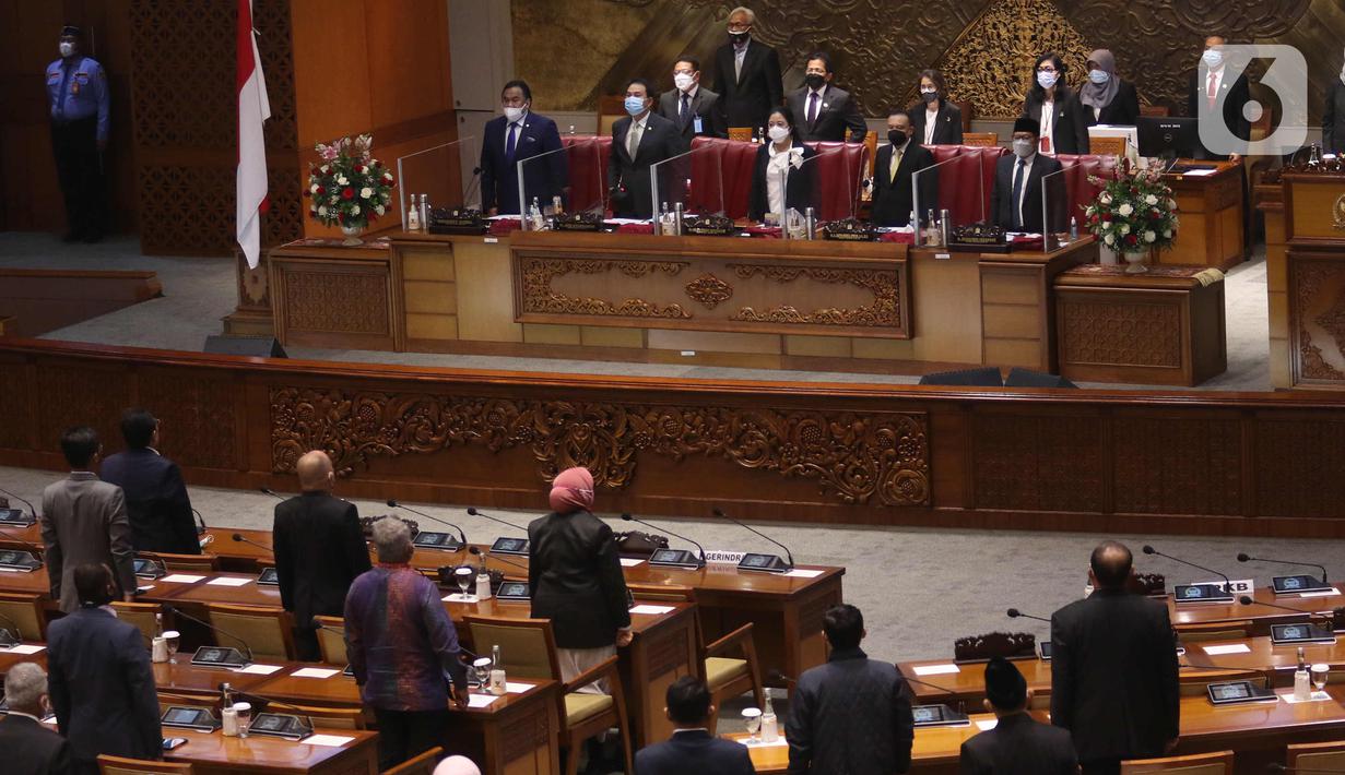 Ketua DPR Puan Maharani (tengah) bersama Wakil Ketua DPR Rahmad Gobel, Azis Syamsuddin, Sufmi Dasco Ahmad dan Muhaimin Iskandar memimpin Rapat Paripurna Pembukaan Masa Persidangan IV Tahun Sidang 2020-2021 di Kompleks Parlemen, Senayan, Jakarta, Senin (8/3/2021). (Liputan6.com/Angga Yuniar)