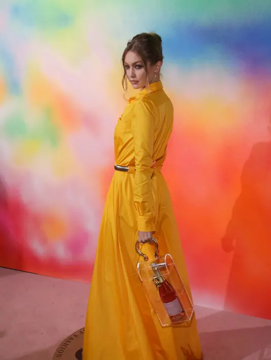 Penampilan supermodel Gigi Hadid saat menghadiri New York Fashion Week (NYFW), Minggu (9/9). NYFW berlangsung pada 6 September hingga 14 September 2018. (Photo by Brent N. Clarke/Invision/AP)