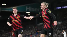 Erling Haaland semakin tak terbendung bersama Manchester City. Dua golnya ke gawang Leeds United mengukuhkannya sebagai pencetak gol terbanyak sementara di Liga Inggris musim 2022/2023. Pemain berkebangsaan Norwegia itu tercatat telah mencetak 18 gol dan 3 assist dalam 13 laga. (AFP/Oli Scarff)
