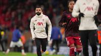 Mohamed Salah melakukan pemanasan jelang laga Liverpool vs Sunderland di pekan ke-14 Liga Inggris 2025/2026 di Anfield Stadium, Kamis (04/12/2025) dini hari WIB. (AP Photo/Jon Super)