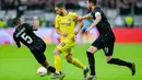 Gelandang Chelsea, Eden Hazard berupaya lepas dari dua pemain lawan pada leg 1, semifinal Liga Europa yang berlangsung di Stadion Commerzbank Arena, Frankfurt, Jumat (3/5). Chelsea imbang 1-1 kontra Eintracht Frankfurt. (AFP/Uwe Anspach)