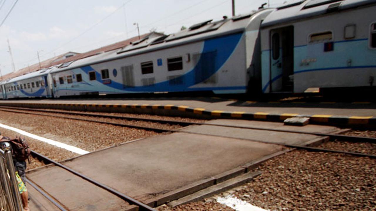 Jasad Perempuan Cantik Tergeletak di Tepi Rel Kereta Api