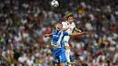 Duel pemain pemain Espanyol, Javier Fuego (kiri) dan pemain Real Madrid, Luka Modric pada lanjutan La Liga Santander di Santiago Bernabeu stadium, Madrid, (01/10/2017). Real Madrid menang 2-0. (AFP/Gabriel Bouys)