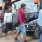 Terminal Bus Cileungsi, Kabupaten Bogor, mulai dipenuhi oleh penumpang yang akan mudik ke kampung halamannya jelang Lebaran 2022. (Liputan6.com/Achmad Sudarno)