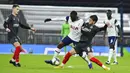 Pemain Tottenham Hotspur, Tanguy Ndombele, berusaha melewati pemain Brentford, Mathias Jensen, pada laga Piala Liga Inggris, di London, Rabu (06/01/2021). Spurs menang dengan skor 2-0. (Glyn Kirk/Pool via AP)