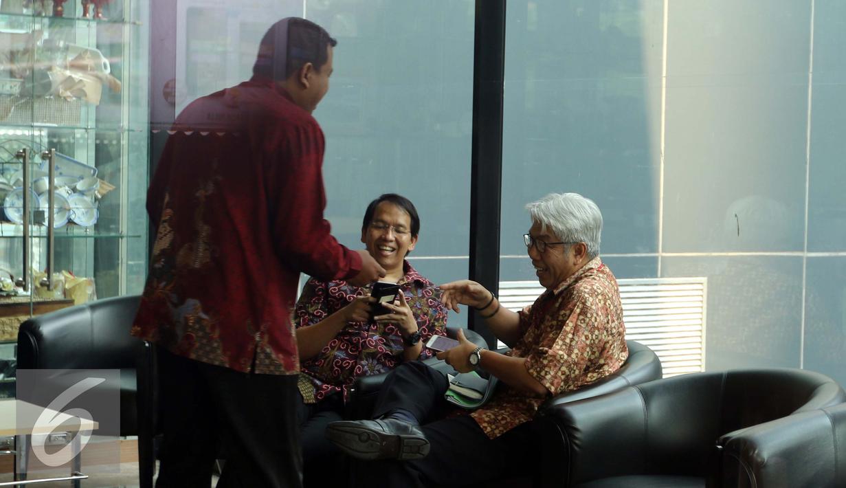 Dirjen Minerba Kementerian ESDM Bambang Gatot Ariyono berada diruang tunggu gedung KPK, Jakarta, Jumat (16/9). Bambang diperiksa terkait kasus penyalahgunaan wewenang persetujuam dan penerbitan IUP di Sultra tahun 2008-2014. (Liputan6.com/Helmi Afandi)
