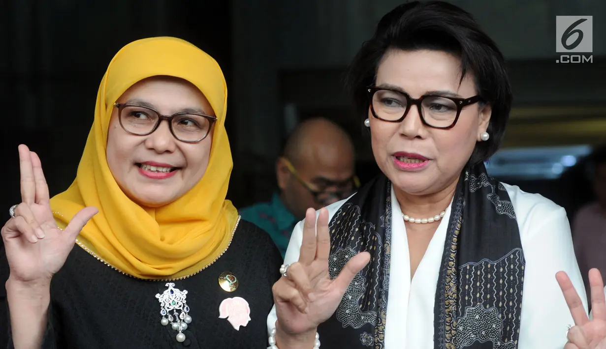 Istri Menteri Agama Lukman Hakim Saifuddin, Trisna Willy dan Wakil Ketua KPK Basaria Panjaitan memberikan keterangan di Jakarta, Rabu (19/9). Kedatangan Istri Menag membahas persiapan Hari Perempuan Internasional bersama SPAK. (Merdeka.com/Dwi Narwoko)