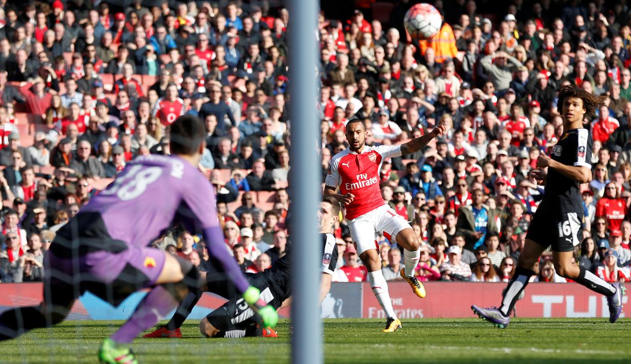 Pemain Arsenal, Theo Walcott, menendang bola ke arah gawang Watford pada putaran keenam Piala FA di Stadion Emirates, London, Minggu (13/3/2016). (AFP/Ian Kington)