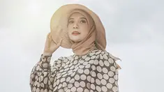 Gaya hijab sederhana dan dipadukan dengan sebuah topi ini bisa dijadikan sebagai inspirasi saat berlibur. Penampilan Zaskia Sungkar satu ini diketahui saat tengah menjalani maternity shoot di pantai Bali. (Liputan6.com/IG/@zaskiasungkar15)