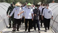 Anatan Menteri Kelautan dan Perikanan Sakti Wahyu Trenggono. berkunjun ke Kampung Daram, Kebumen (Foto: iputan6.com hummas Pemkab Banyumas)