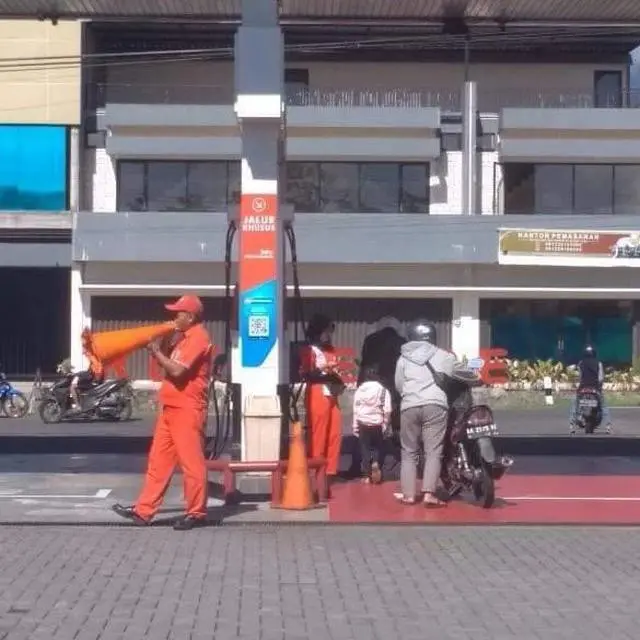 Penyalahgunaan Kerucut Lalu Lintas yang Kreatif