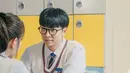 Kim Jungho yang malu untuk sesaa lalu tersenyum. (Foto: Instagram/ thelawcafe_kbs)