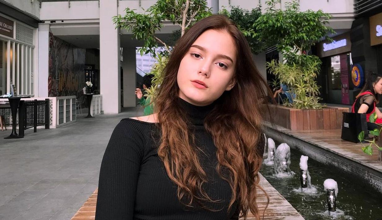 Padu padan outfit yang dikenakan selebgram asal Malaysia ini bisa menjadi inspirasi. Rambut yang dibiarkan digerai sembari pamer wajah tanpa senyum, Yasmine Ow tetap terlihat cantik. Punya badan langsing dan impian banyak wanita, artis berusia 21 tahun ini cocok kenakan outfit apa saja dan kerap tuai pujian. (Liputan6.com/IG/@yxsmine.ow)