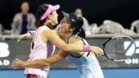 Aldila/Kato berhasil mengalahkan Fernandez/Mattek-Sands dalam laga selama 29 menit yang berakhir dengan skor 1-6, 7-5 (10-4). (AFP/David Roland)