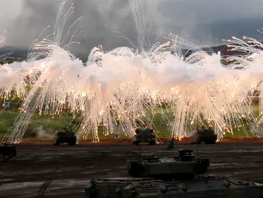 Sejumlah tank dan kendaraan lapis baja Angkatan Darat menembakan peluru  dalam sesi latihan tahunan di dekat Gunung Fuji di lapangan pelatihan Higashifuji di Gotemba, Tokyo, (25/08). (REUTERS / Kim Kyung-Hoon)