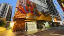 <p>Toko-toko tutup di Makau, Senin (11/7/2022). Jalan-jalan di pusat perjudian terbesar di dunia, Makau, kosong pada Senin setelah kasino dan sebagian besar bisnis lainnya diperintahkan ditutup untuk menahan wabah virus corona terburuk. (AP Photo/Kong)</p>